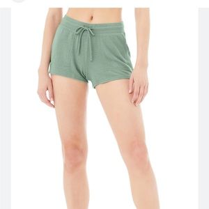 Alo Yoga Daze Short- Soft Seagrass